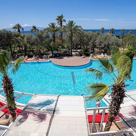 Latanya Park 4* Yalıçiftlik