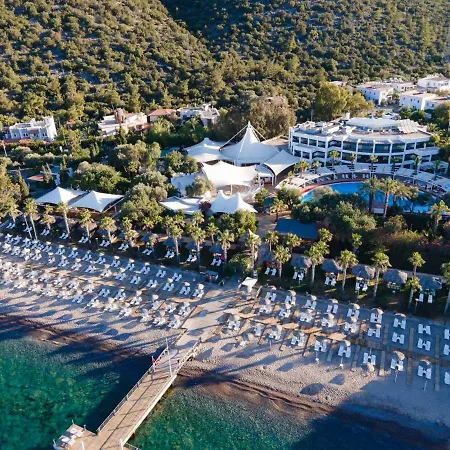 Üdülőközpont Latanya Park 4*