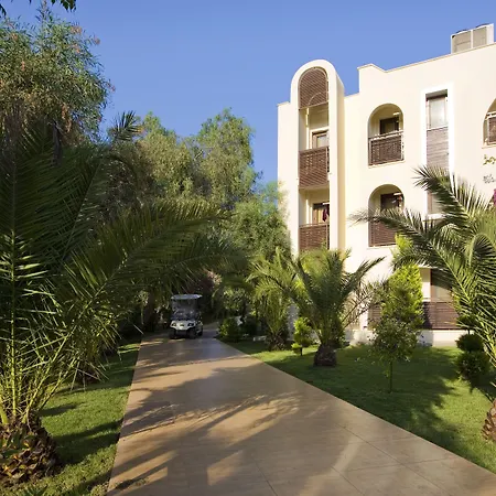 Latanya Park 4* Yalıçiftlik