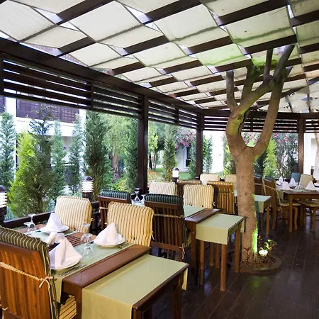 Latanya Park Yalıçiftlik