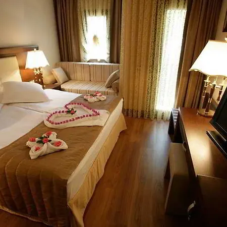 Latanya Park Resort Yalıçiftlik