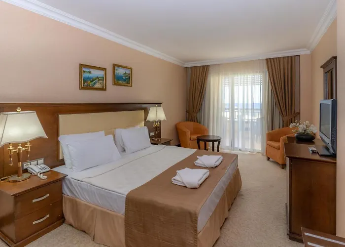 Latanya Park 4* Ялычифтлик