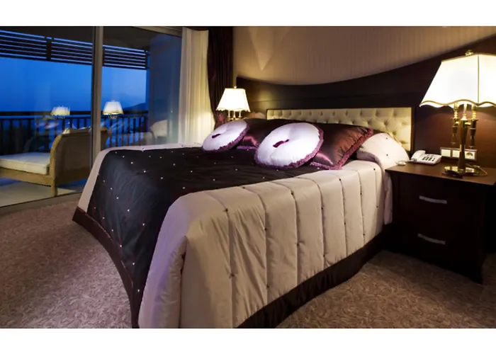 Latanya Park 4* Yalıçiftlik