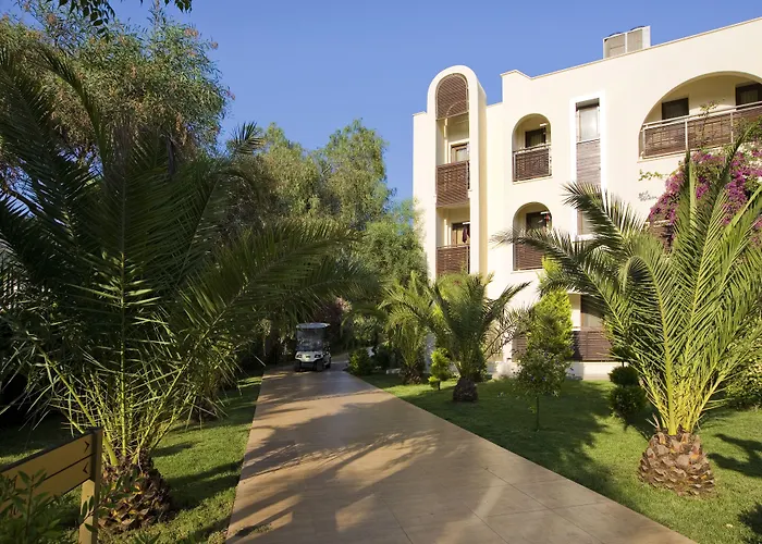 Latanya Park 4* Yalıçiftlik