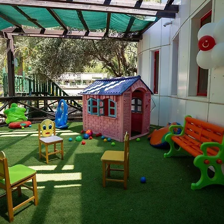 Latanya Park 4*
