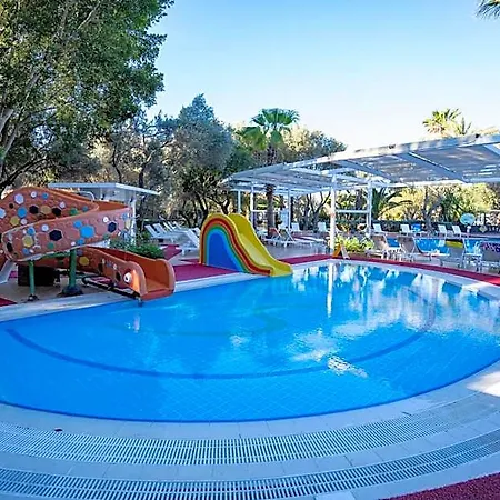 Latanya Park Feriested Yalıçiftlik