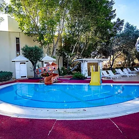 Latanya Park 4* Yalıçiftlik